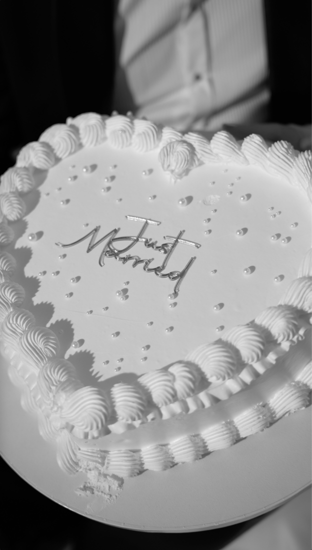 Pan młody w brązowym garniturze podczas przygotowań – elegancka stylizacja ślubna, Rzeszów, Podkarpacie