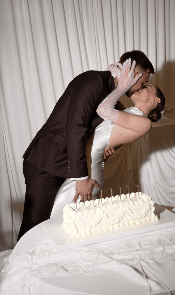 Zmysłowe ujęcie panny młodej z bukietem ślubnym – romantyczny reportaż ślubny Rzeszów, Podkarpacie