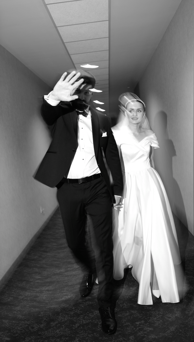 Para młoda przy torcie weselnym – radosne i naturalne ujęcie z wesela, Rzeszów, Podkarpacie